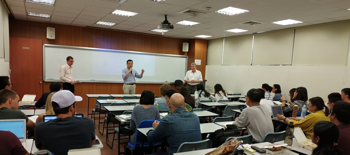 107/12/12 (三) Publishing competitively in Business and Management Journals.图片