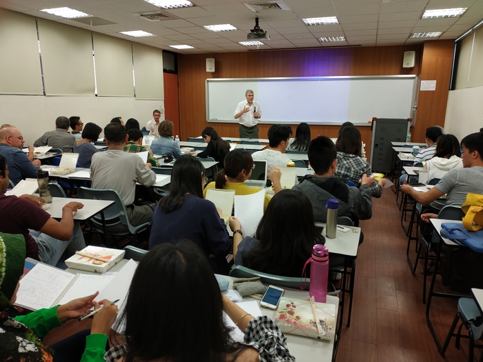107/12/12 (三) Publishing competitively in Business and Management Journals.图片