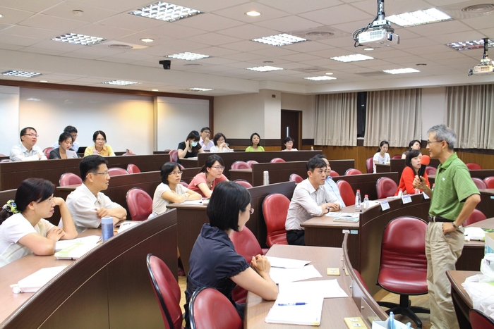 105/04/28(四)管院教師評鑑說明會圖片