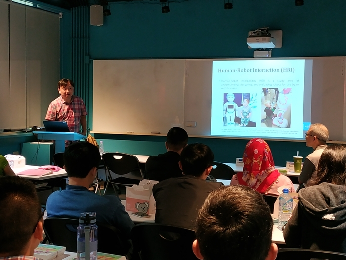 107/10/05 Using Companion Robots for Education图片